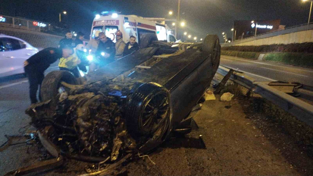 ÜSKÜDAR'DA KONTROLDEN ÇIKAN OTOMOBİL TAKLA ATTI : 1 YARALI