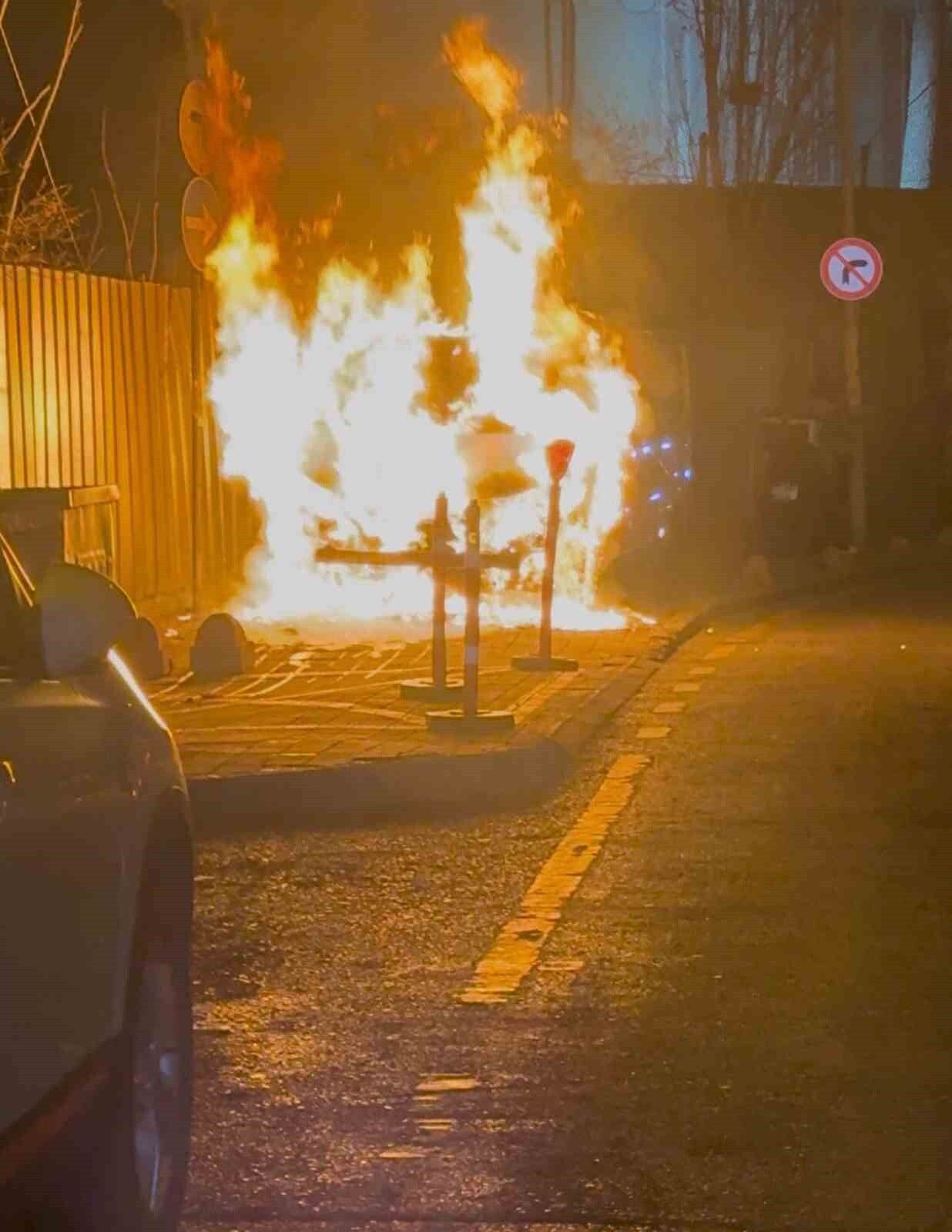 ÜSKÜDAR'DA PARK HALİNDE BULUNAN HAFİF TİCARİ ARAÇ ALEV ALEV YANDI. O ANLAR KAMARAYA YANSIRKEN...