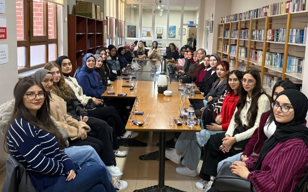 UZMAN DOKTOR ESMA BİLGİLİ'DEN ÖĞRENCİLERE KARİYER SÖYLEŞİSİ