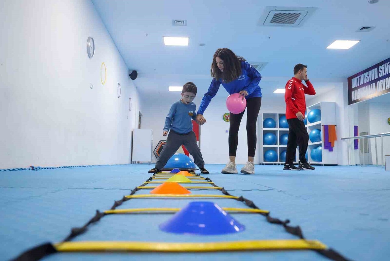 UZMAN EĞİTMENLER EŞLİĞİNDE ÜCRETSİZ ŞEKİLDE GERÇEKLEŞTİRİLEN DERSLERDE ÇOCUKLAR HEM EĞLENİYOR HEM...