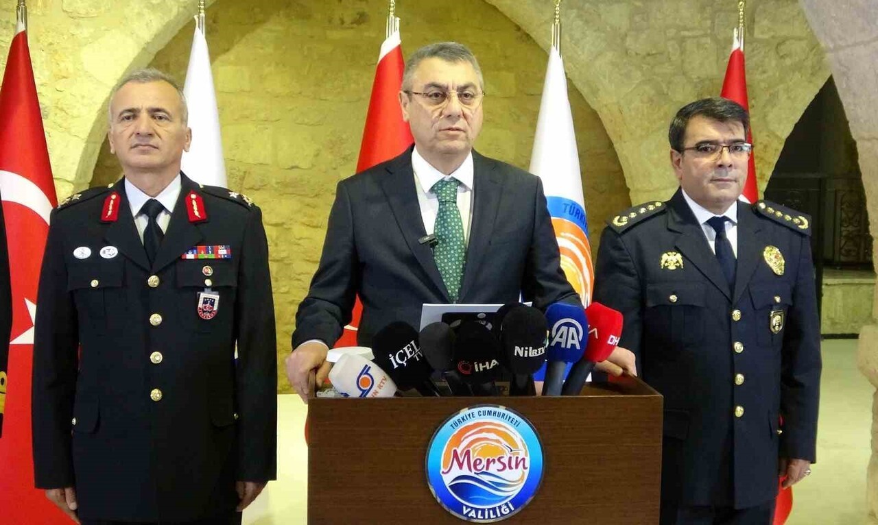 VALİ  ATİLLATOROS'A AÇIKLAMASI SIRASINDA İL EMNİLET MÜDÜRÜ İDRİS YILMAZ, JANDARMA ALAY KOMUTANI...