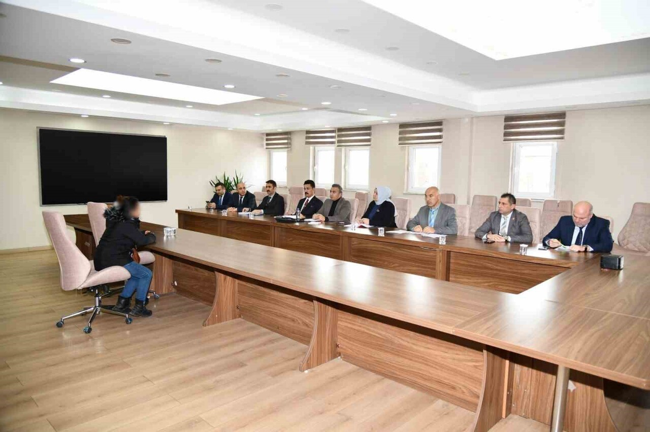 VALİ ÇİÇEK HALK GÜNÜNDE VATANDAŞLARIN SORUNLARINI DİNLEDİ. (OLGUN YILDIZ/ARDAHAN-İHA)