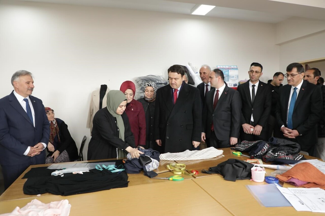 VALİ MUSA IŞIN, ASLANAPA HALK EĞİTİM MERKEZİ’NDE KURSİYERLERLE BULUŞTU