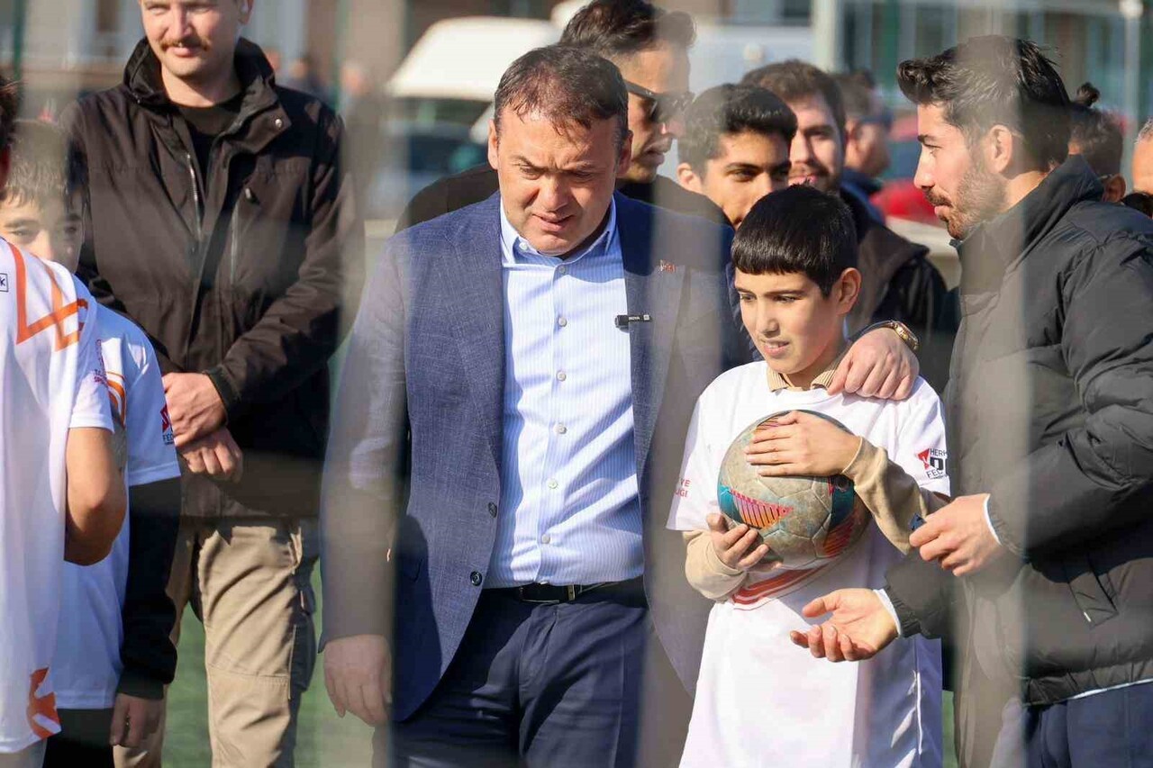 VALİ SÖZER, ÖZEL GEREKSİNİMLİ ÇOCUKLARLA OYUN OYNADI