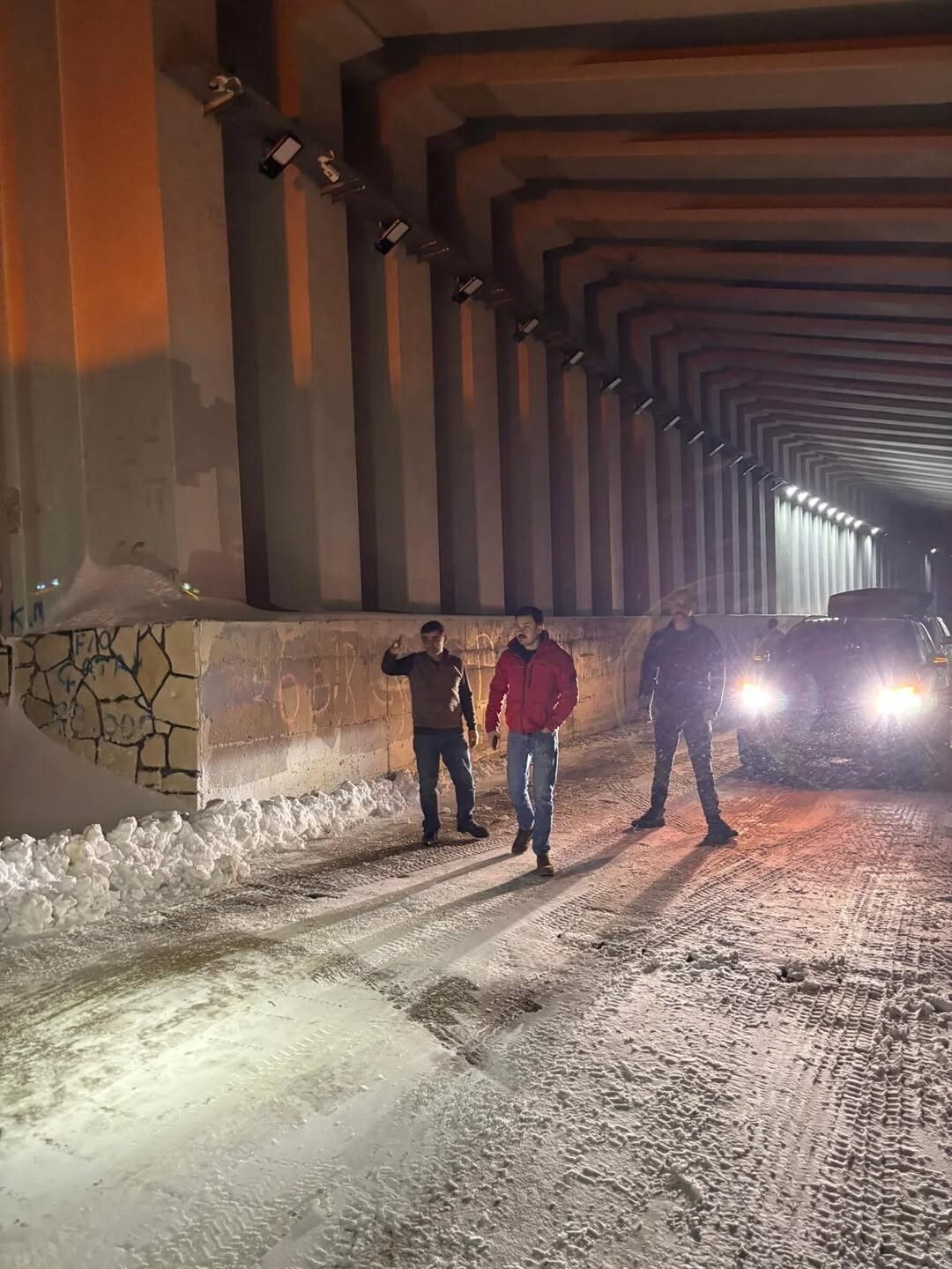 VAN'-BAHÇESARAY KARAYOLU ÜZERİNDE BULUNAN 3 BİN RAKIMLI KARABET GEÇİDİ'DE KAR YAĞIŞI ETKİLİ...