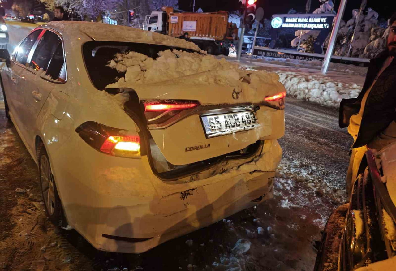 VAN'DA 4 ARACIN KARIŞTIĞI KAZADA 4 KİŞİ YARALANDI.