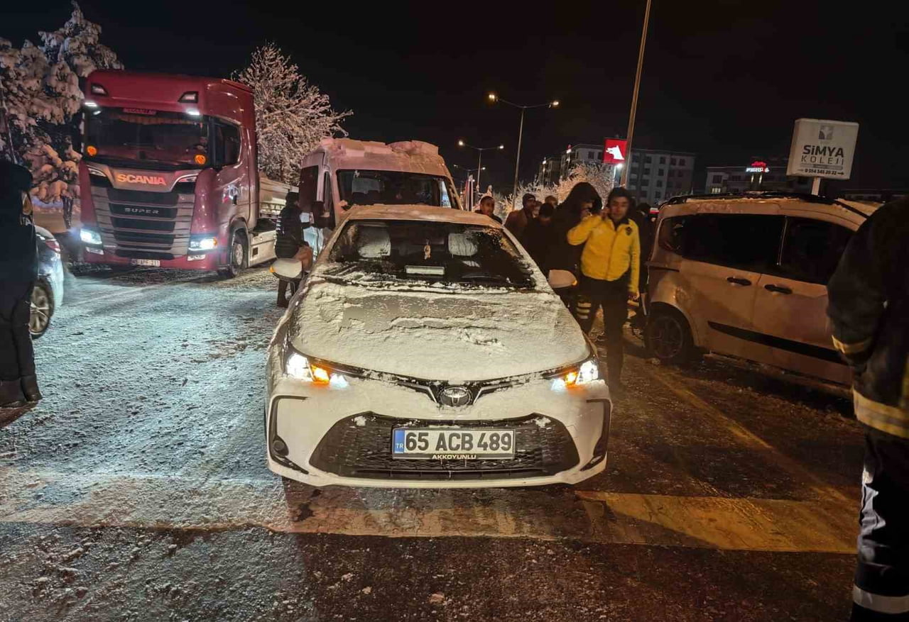 VAN'DA 4 ARACIN KARIŞTIĞI KAZADA 4 KİŞİ YARALANDI.