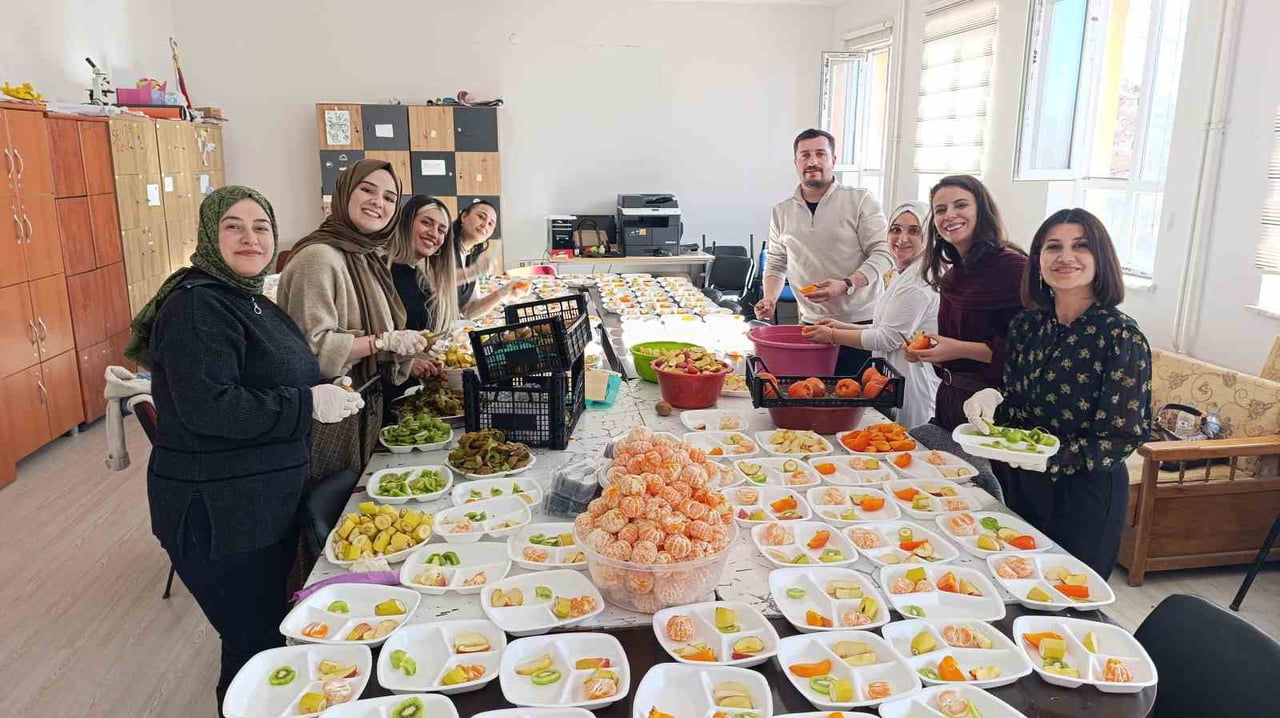 VAN'DA MURADİYE BENDİMAHİ KIZ ANADOLU İMAM HATİP LİSESİ'NDE DÜZENLENEN GELENEKSEL 3. MEYVE ŞENLİĞİ...
