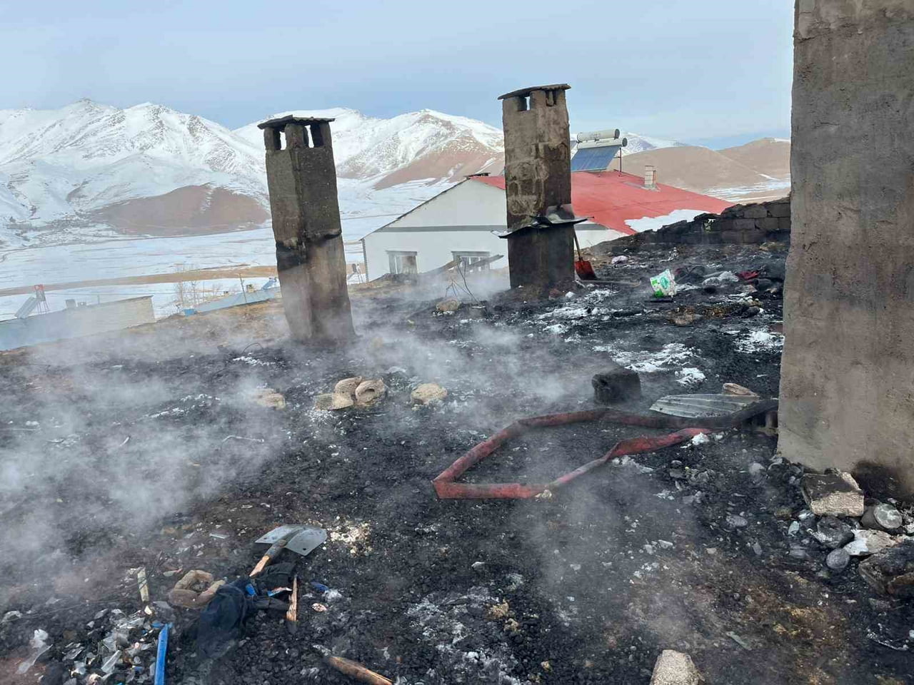 VAN'IN ÇATAK İLÇESİNDE ÇIKAN YANGIN MADDİ HASARA YOL AÇARKEN, 2 KİŞİ DE DUMANDAN...