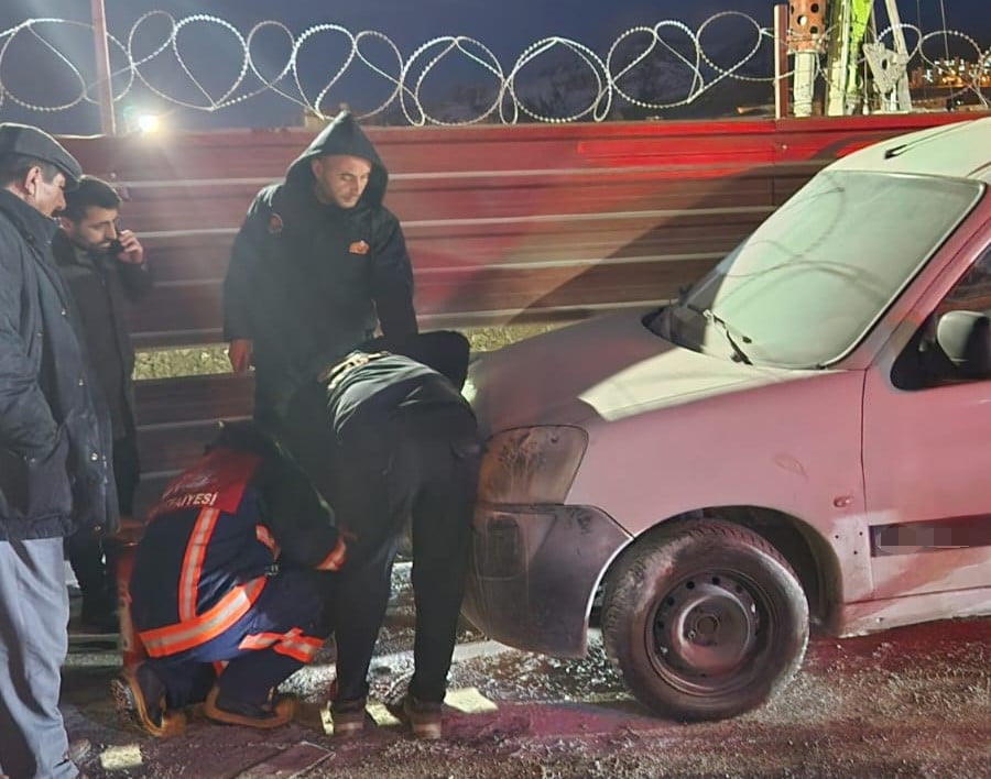 VAN'IN EDREMİT İLÇESİNDE PARK HALİNDE OLAN KAPALI KASA KAMYONETİN MOTOR KISMI YANDI.