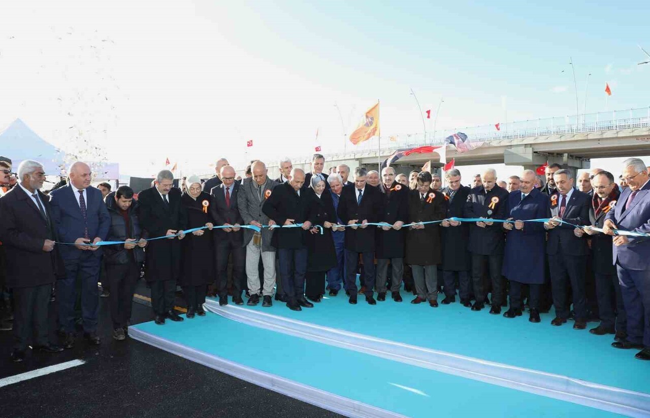 VAN ÇEVRE YOLU'NUN BİRİNCİ VE ÜÇÜNCÜ ETAPLARI, ULAŞTIRMA VE ALTYAPI BAKANI ABDULKADİR URALOĞLU'NUN...
