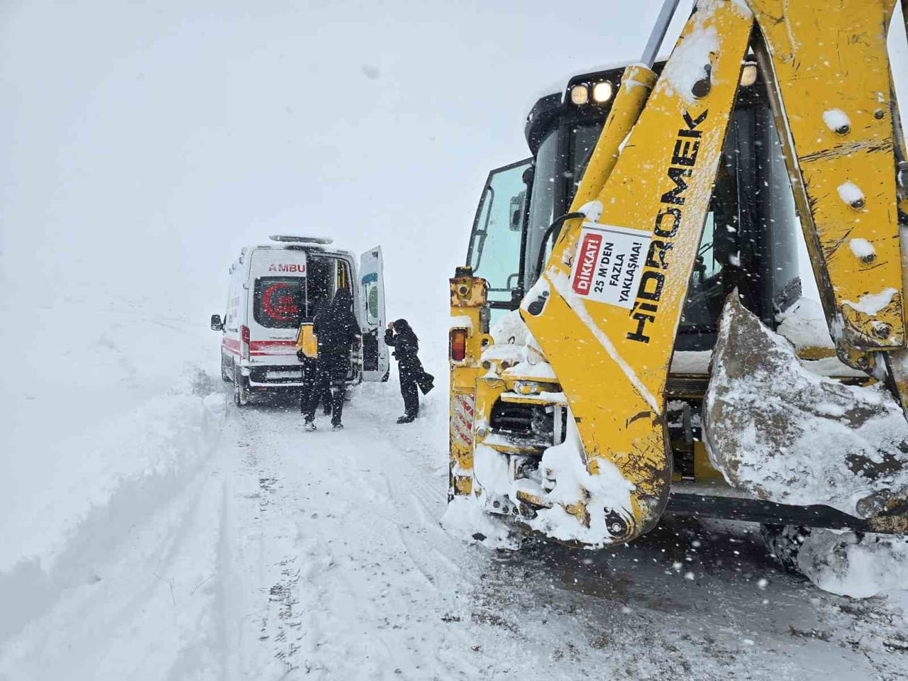 VAN’DA DÜN GECE BAŞLAYAN YOĞUN KAR YAĞIŞI KIRSAL MAHALLELERDE ULAŞIMI AKSATIRKEN, BARDAKÇI TOKİ’DE...