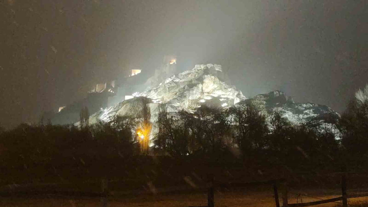 VAN’DA GÜNLERDİR SÜREN SOĞUK HAVA, AKŞAM SAATLERİNDE YERİNİ  KAR YAĞIŞINA BIRAKTI.