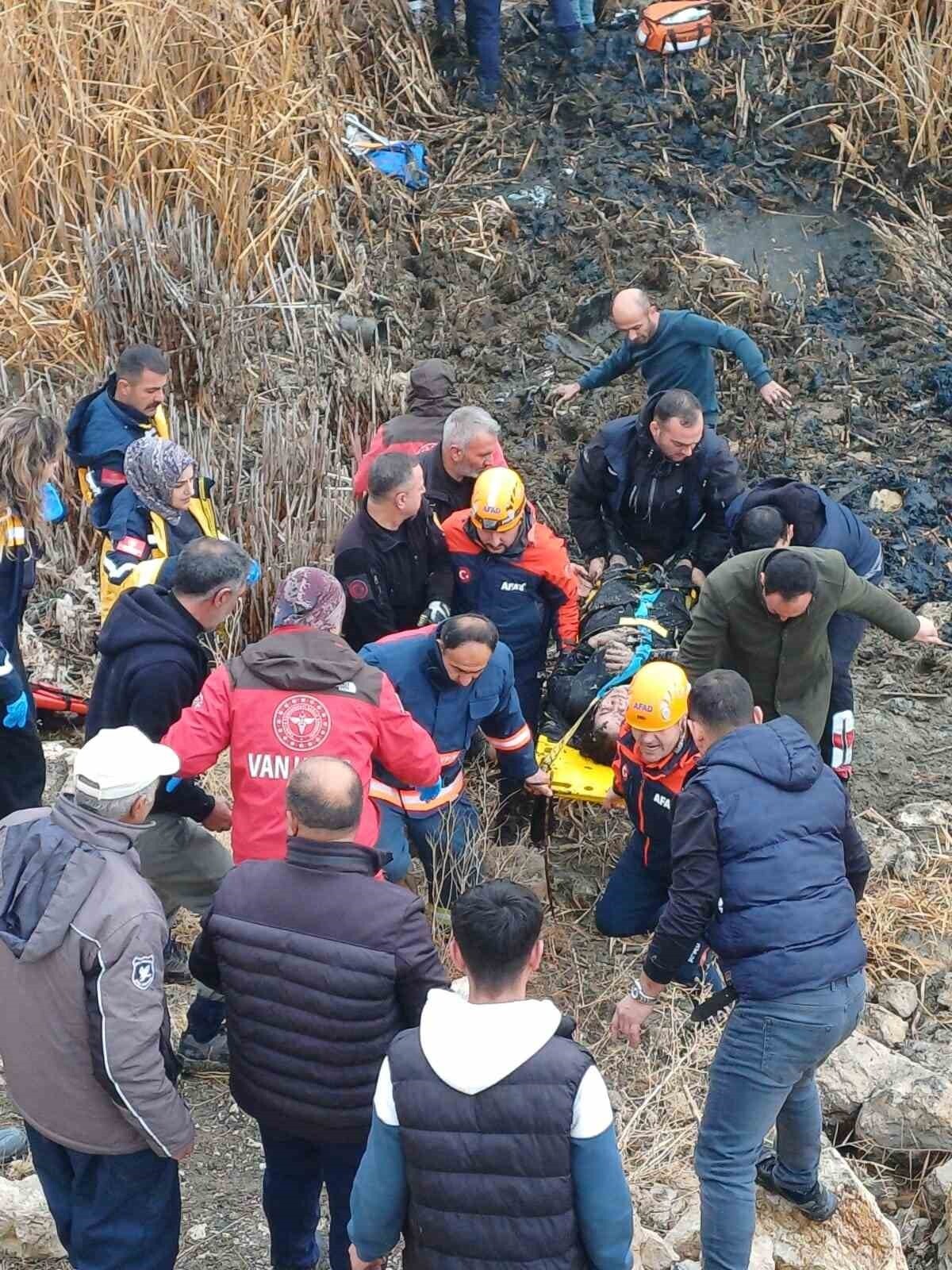 VAN’DA KONTROLDEN ÇIKARAK TAKLA ATIP YOL KENARINDAKİ BATAKLIK ALANA UÇAN ARABADAKİ 5 KİŞİ...
