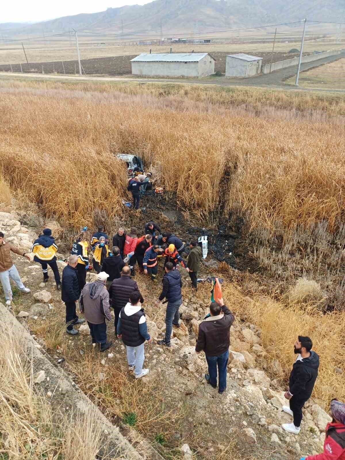 VAN’DA KONTROLDEN ÇIKARAK TAKLA ATIP YOL KENARINDAKİ BATAKLIK ALANA UÇAN ARABADAKİ 5 KİŞİ...