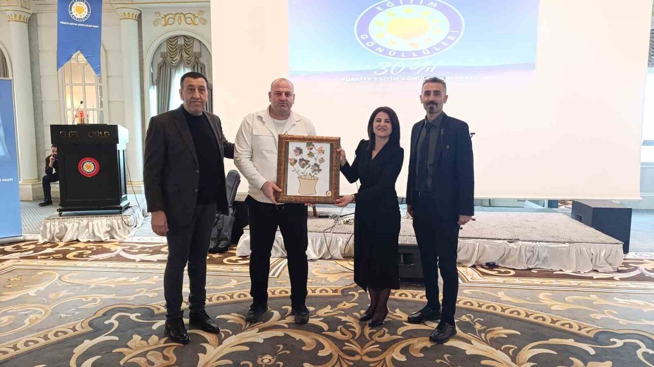 VAN’DA TÜRKİYE EĞİTİM GÖNÜLLÜLERİ VAKFI (TEGV) GÖNÜLLÜLERİ, DÜNYA GÖNÜLLÜLER GÜNÜ DOLAYISIYLA...