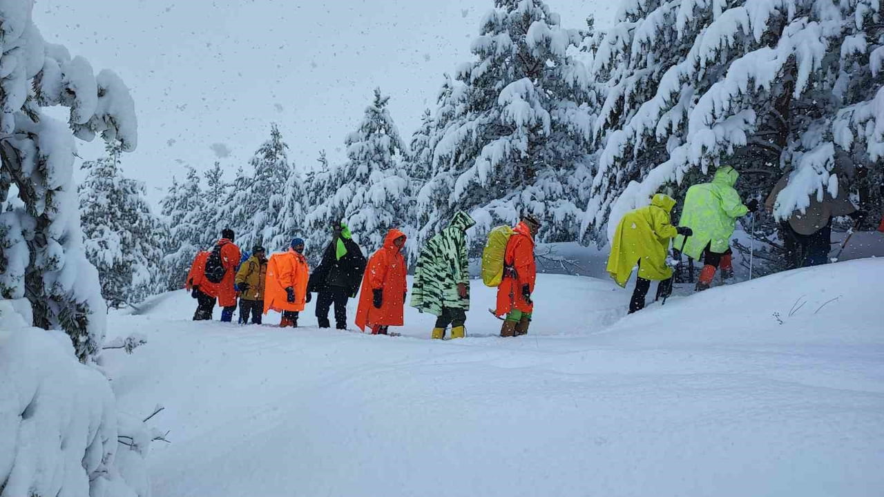 VAN GENELİNDE ETKİLİ OLAN YOĞUN KAR YAĞIŞI VE TİPİ, ULAŞIMI OLUMSUZ ETKİLEMEYE DEVAM EDİYOR. BİR...