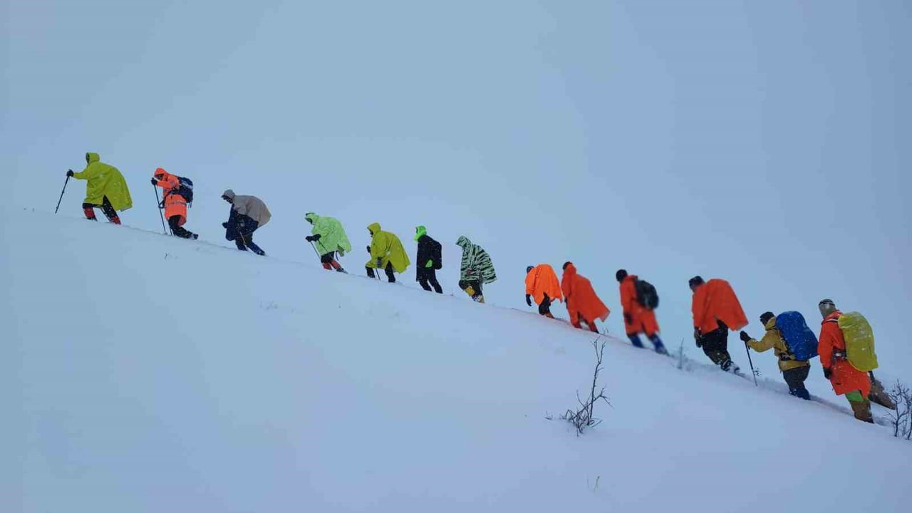 VAN GENELİNDE ETKİLİ OLAN YOĞUN KAR YAĞIŞI VE TİPİ, ULAŞIMI OLUMSUZ ETKİLEMEYE DEVAM EDİYOR. BİR...