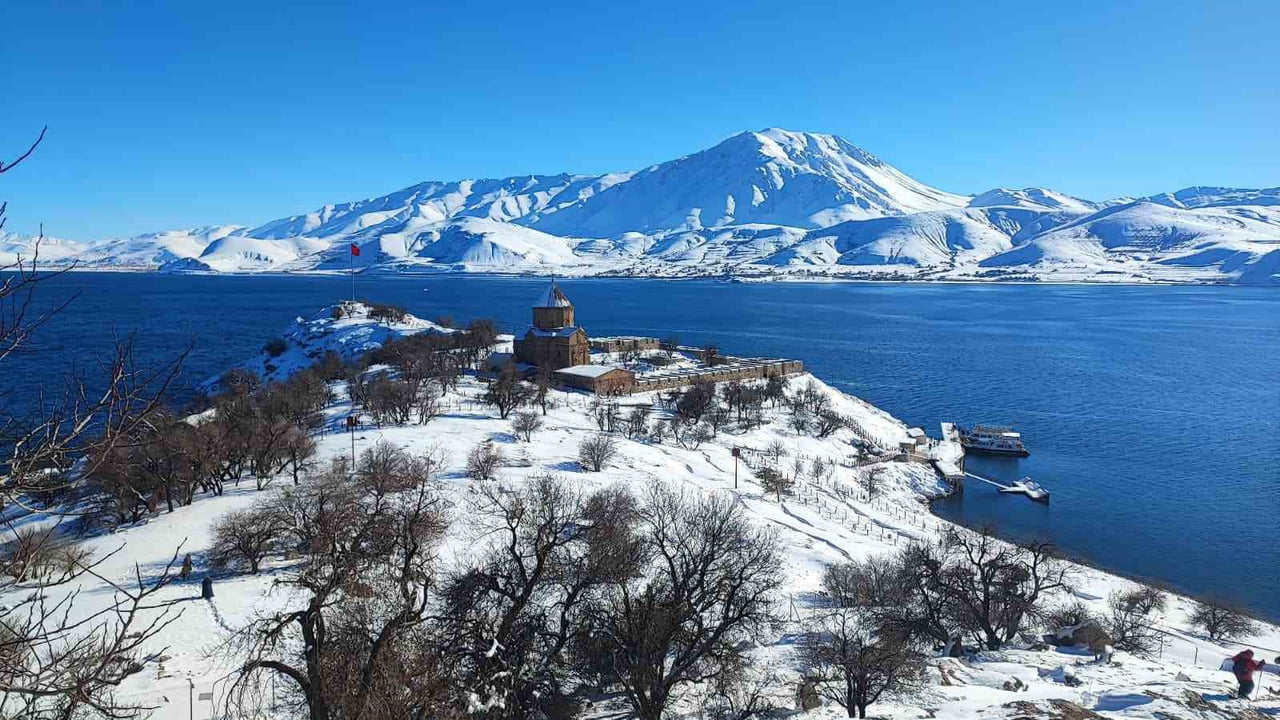 VAN GÖLÜ'NÜN İNCİSİ AKDAMAR ADASI, ETKİLİ OLAN KAR YAĞIŞIYLA BİRLİKTE ADETA BEYAZ GELİNLİĞİNİ...