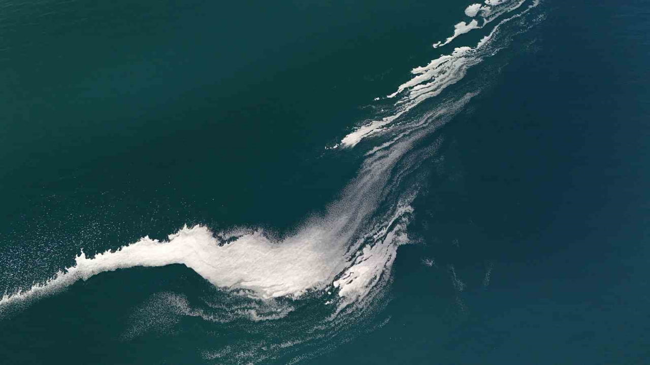 VAN GÖLÜ YÜZEYİNDE OLUŞAN KİLOMETRE UZUNLUKTAKİ BEYAZ KÖPÜK HAVADAN DRON İLE...