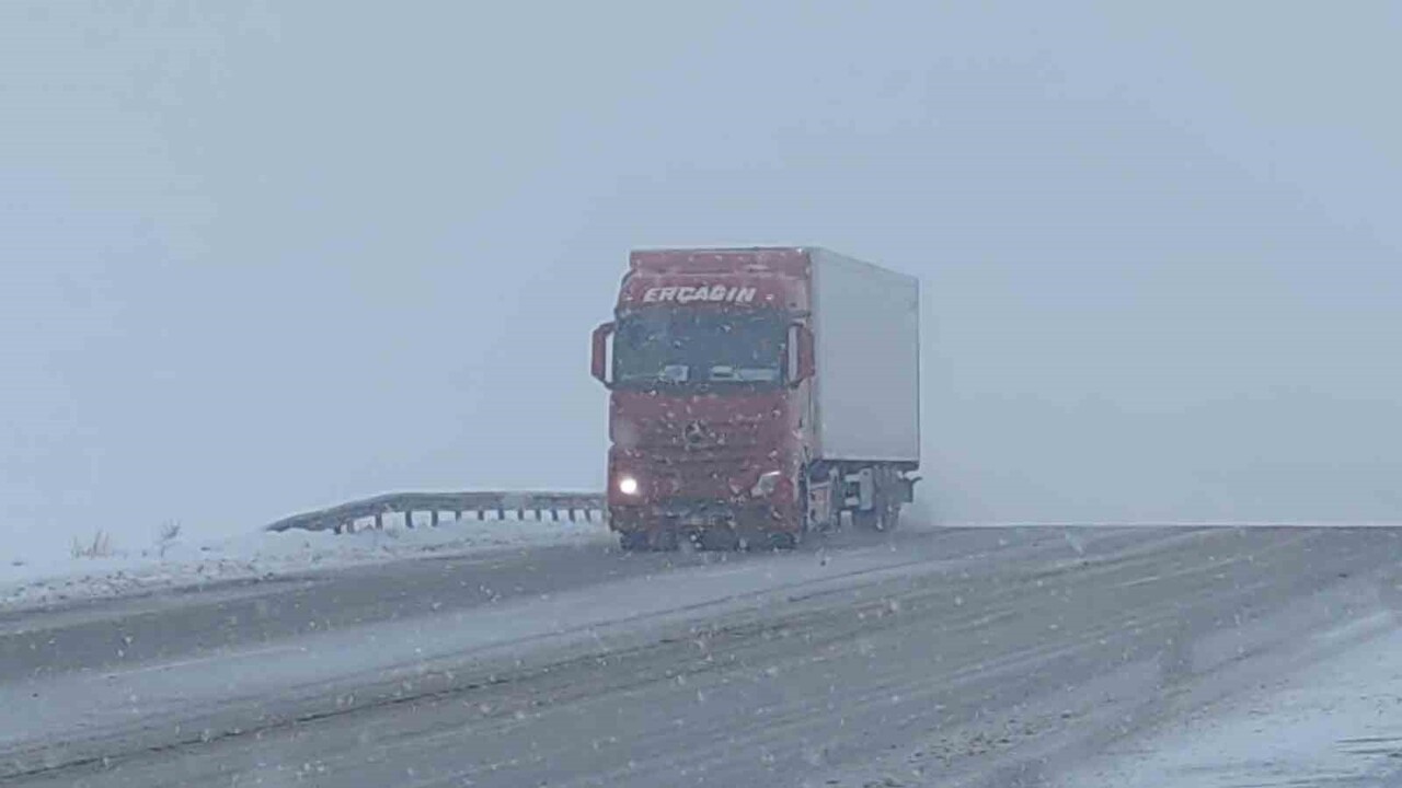 VAN-HAKKARİ KARAYOLU ÜZERİNDE BULUNAN 2 BİN 225 RAKIMLI KURUBAŞ GEÇİDİ'NDE SİS VE KAR YAĞIŞI...