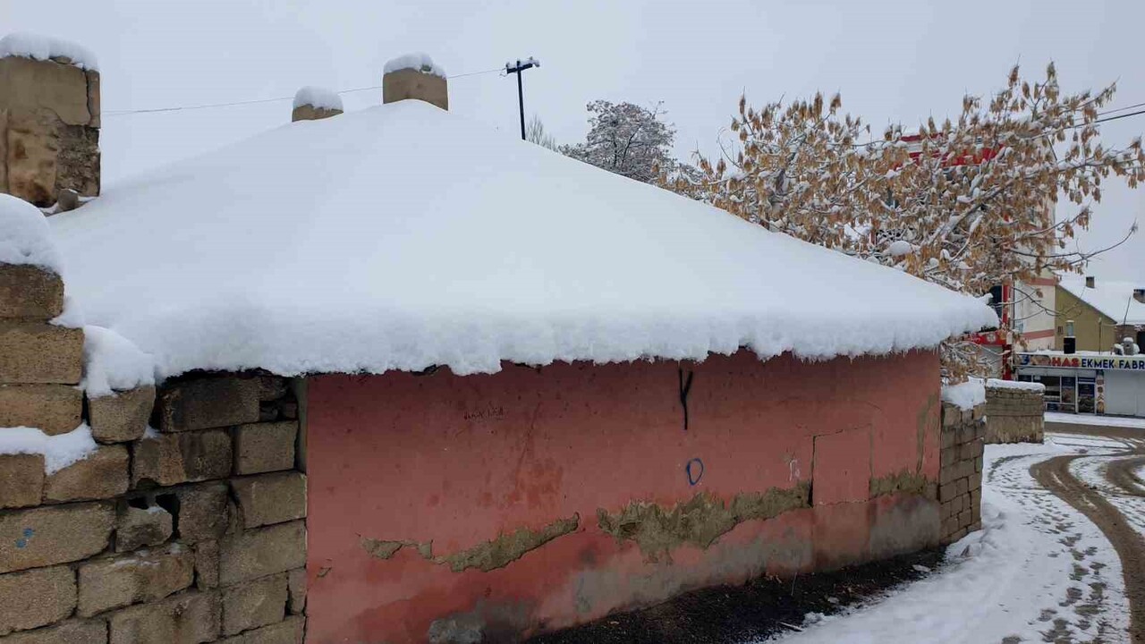VAN’IN BAŞKALE İLÇESİNDE, AKŞAM SAATLERİNDE BAŞLAYAN KAR YAĞIŞI SONRASI İLÇE BEYAZA...