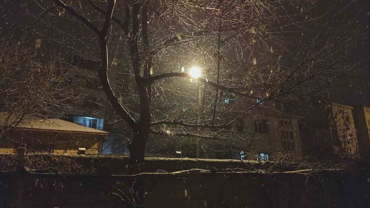 VAN’IN ERCİŞ İLÇESİNDE KAR YAĞIŞI ETKİLİ OLDU.