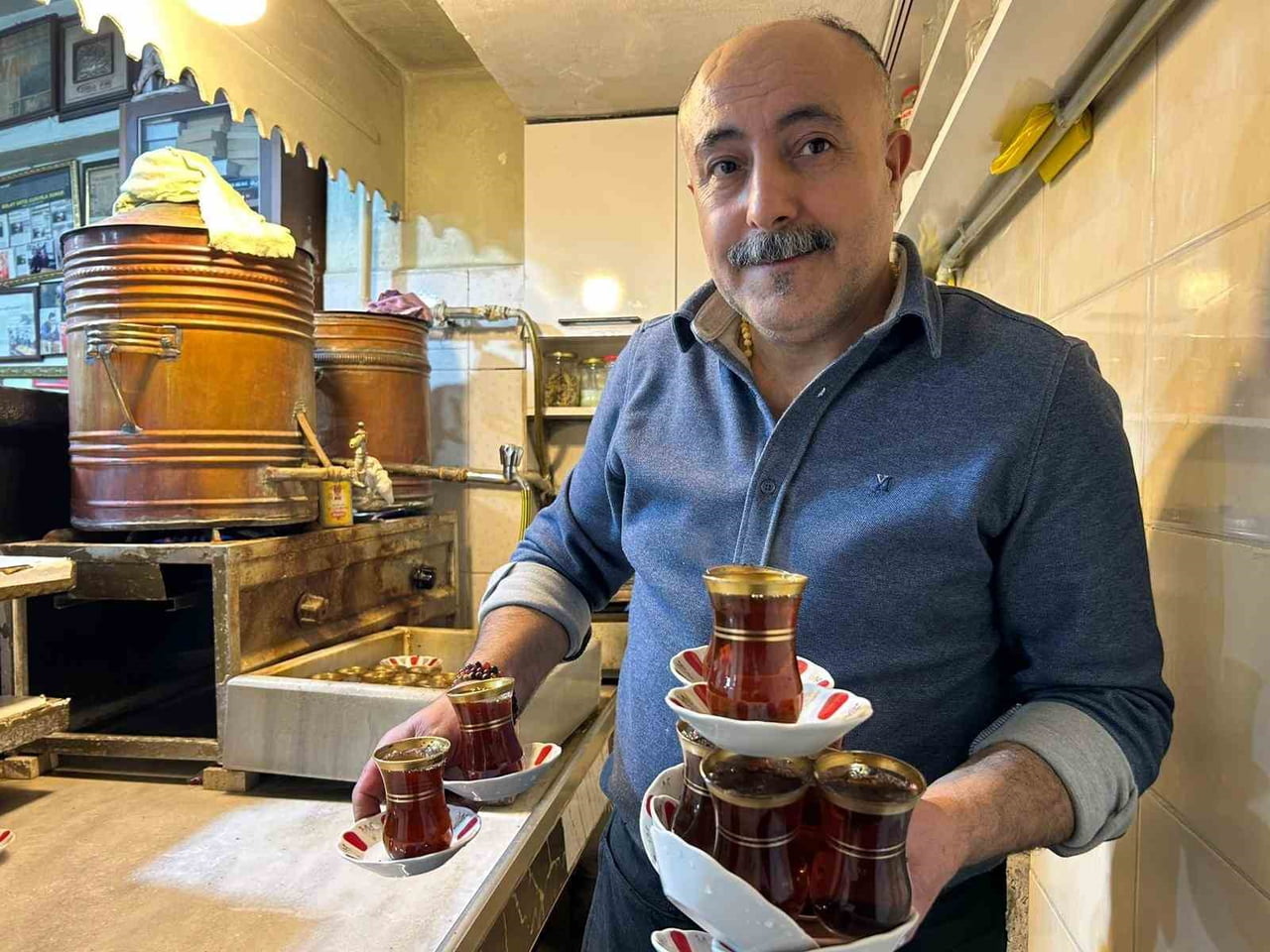 VAN’IN İPEKYOLU İLÇESİNDEKİ KAHVALTICILAR SOKAĞI’NDA YER ALAN VE YAKLAŞIK 83 YILLIK GEÇMİŞİYLE...