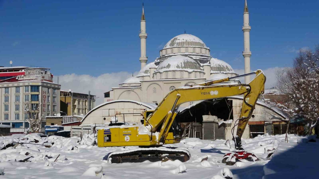 VAN’IN MERKEZİNDE UZUN SÜREDİR ATIL DURUMDA BULUNAN VE 27 YILLIK GEÇMİŞE SAHİP MISIR ÇARŞISI, İKİ...