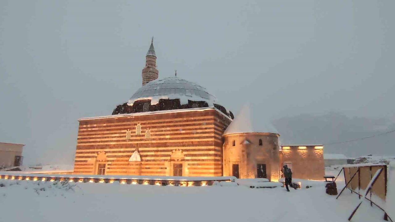 VAN’IN TARİHİ MİRASI BEYAZ GELİNLİĞİNİ GİYDİ: HÜSREV PAŞA VE HORHOR CAMİİNDE GÖRSEL...