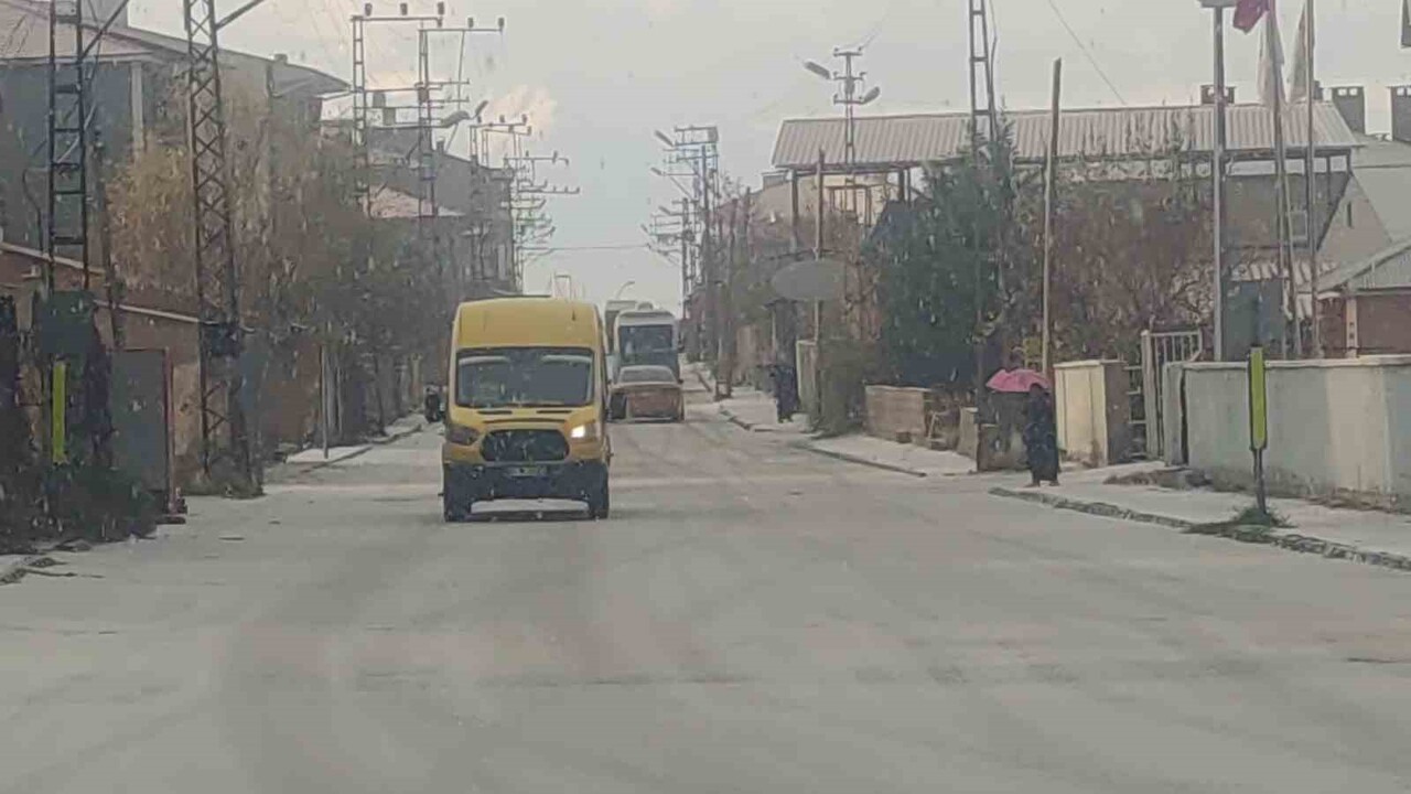 VAN’IN TUŞBA İLÇESİNDE ANİDEN BAŞLAYAN KISA SÜRELİ DOLU YAĞIŞI, KENT MERKEZİNİ BEYAZA...