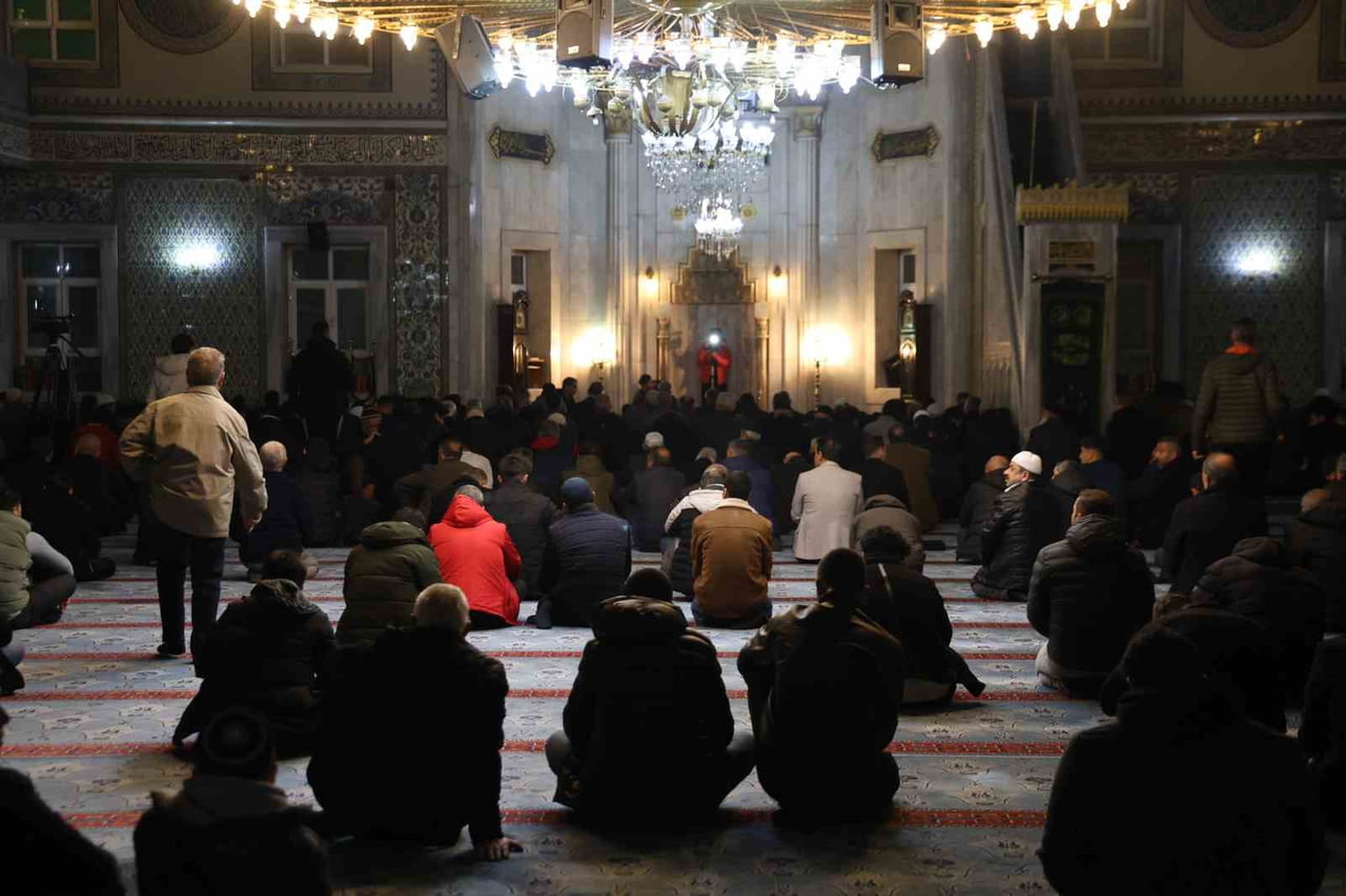 VATANDAŞLAR İZZETPAŞA CAMİSİ'NE AKIN ETTİ