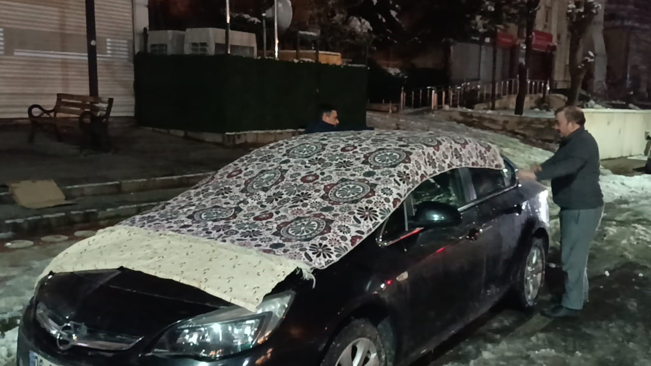 VATANDAŞLAR OTOMOBİLLERİNİ SOĞUKTAN KORUYABİLMEK İÇİN BATTANİYELİ ÖNLEM ALDI