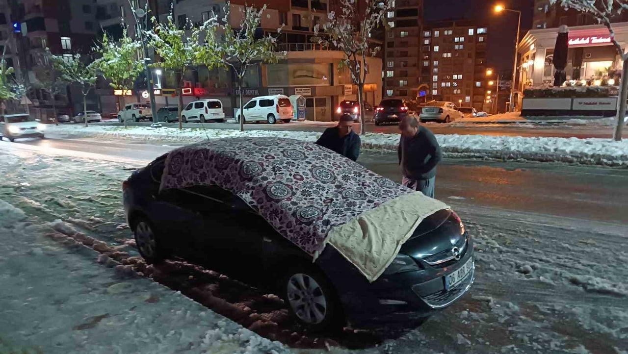 VATANDAŞLAR OTOMOBİLLERİNİ SOĞUKTAN KORUYABİLMEK İÇİN BATTANİYELİ ÖNLEM ALDI