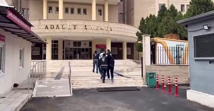 VATANDAŞLARI 4 MİLYON TL DOLANDIRAN 3 ŞAHIS, POLİS OPERASYONUYLA SUÇÜSTÜ YAKALANDI.