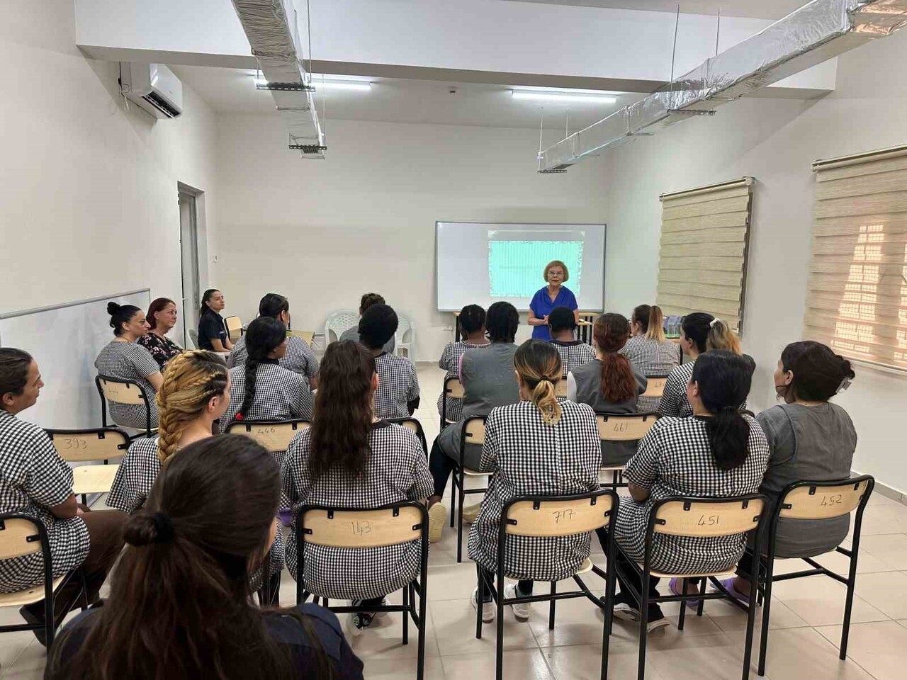 YAKIN DOĞU ÜNİVERSİTESİ, KKTC MERKEZİ CEZAEVİ'NDEKİ KADIN MAHKÛMLARA PSİKOLOJİ, SAĞLIK VE SANAT...