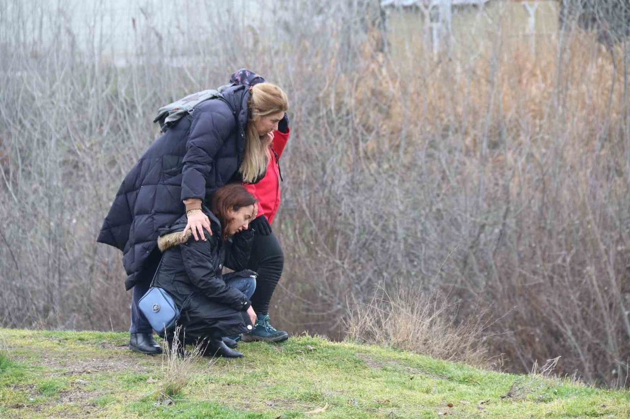 YAKINLARI ARSLAN'IN CANSIZ BEDENİNİN BULUNMASININ ARDINDAN BÖLGEYE KOŞARKEN, ÖĞRETMENİN EŞİ FADİME...