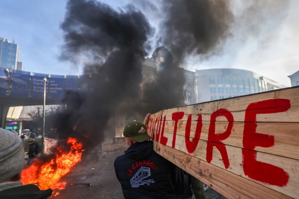 YAKLAŞIK 10 BİN ÇİFTÇİ, AB'NİN TARIM POLİTİKALARI İLE "MERCOSUR" (LATİN AMERİKA ORTAK PAZARI)...