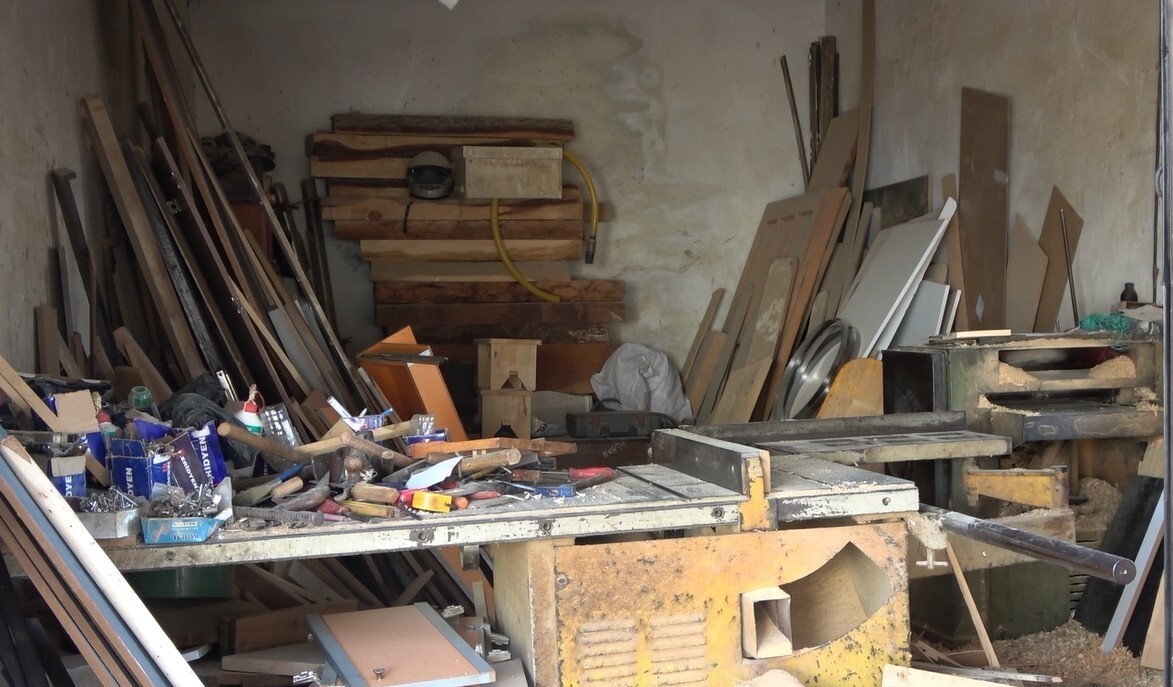 YAKLAŞIK 15 YAŞINDA BAŞLADIĞI MARANGOZLUĞU ÖMRÜNE ADAYAN KURT, SEKTÖRDE YETİŞEN GENÇ OLMAMASI...