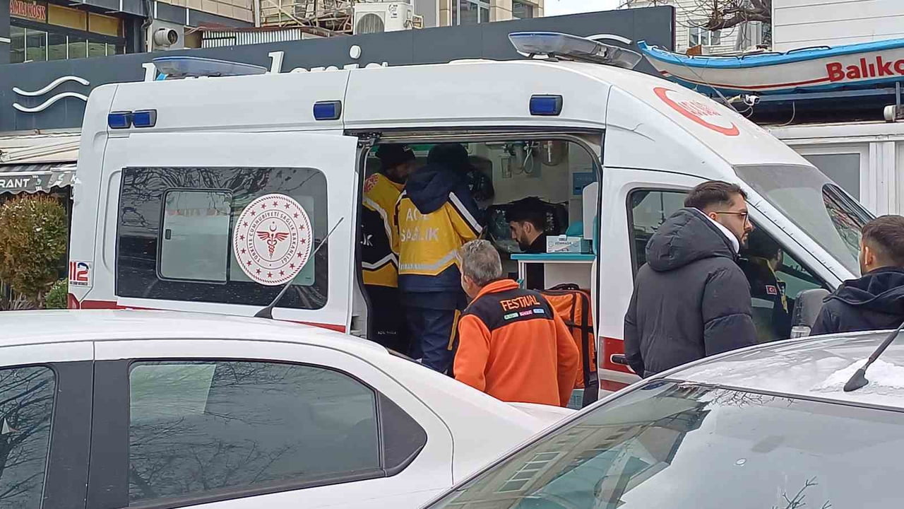 YANGIN BÜYÜMEDEN SÖNDÜRÜLÜRKEN, DUMANDAN ETKİLENEN 4 KİŞİ TEDAVİ ALTINA ALINDI.