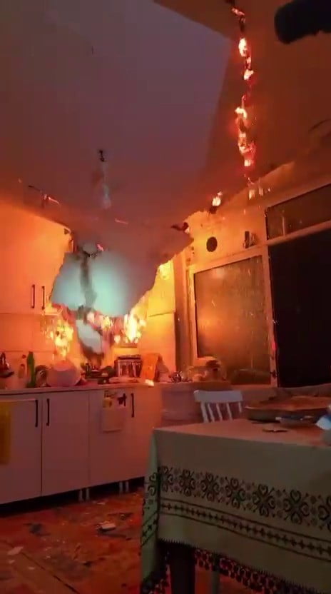 YANGINDA TAVAN ÇÖKTÜ, İTFAİYE EKİPLERİ ÖLÜMDEN DÖNDÜ... O ANLAR KAMERAYA YANSIDI