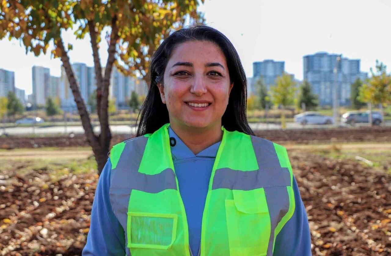 YAPILAN ÇALIŞMALAR İLE İLGİLİ BİLGİ VEREN PARK VE BAHÇELER DAİRESİ BAŞKANLIĞI’NDA GÖREVLİ ORMAN...