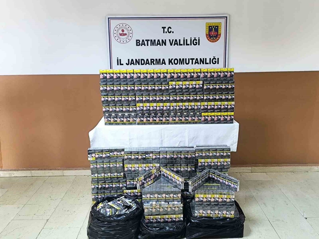 YAPILAN DENETİMLERDE 33 ARAÇTA DEĞİŞİK MARKALARDA TOPLAM 13 BİN 176 PAKET GÜMRÜK KAÇAĞI SİGARA, 11...