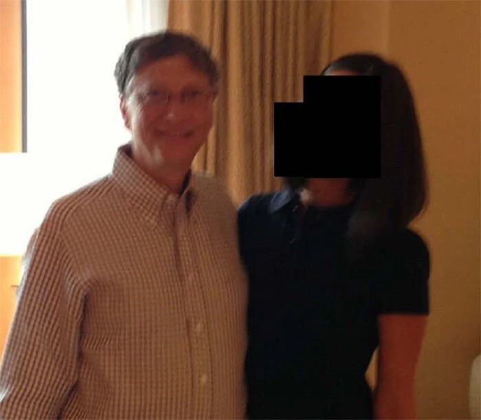 YAYINLANAN FOTOĞRAFLAR ARASINDA MİCROSOFT'UN KURUCUSU BİLL GATES'İN YÜZLERİ KARARTILMIŞ KADINLARLA...