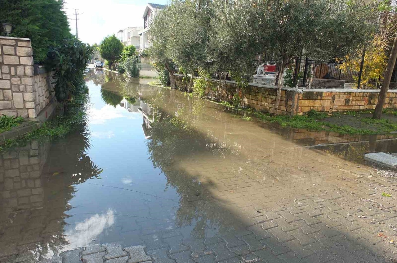 YAZLIKLAR SULAR ALTINDA KALDI