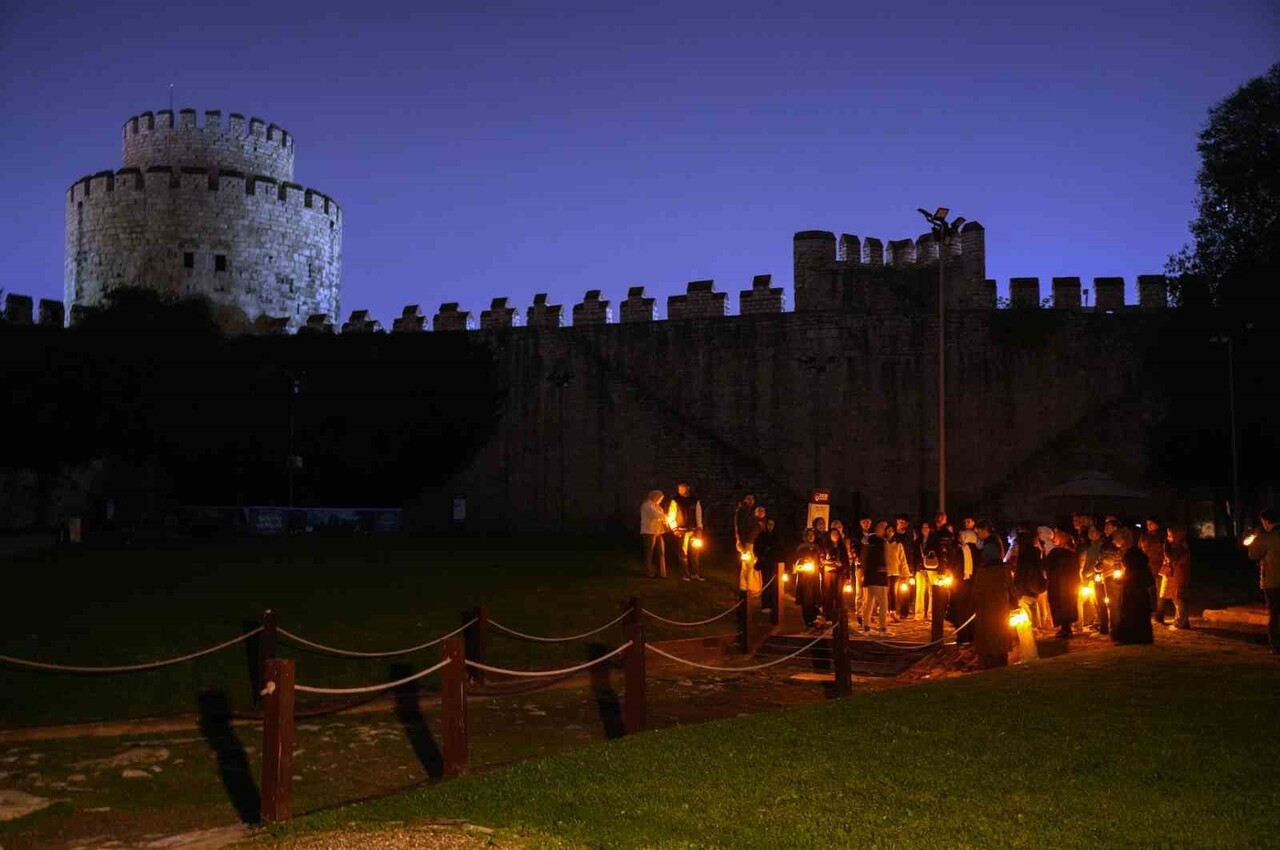 YEDİKULE HİSARI ZİNDANLARINDA AY IŞIĞINDA DÜZENLENEN "FENERLİ GECE TURU" MASALSI GÖRÜNTÜLER...