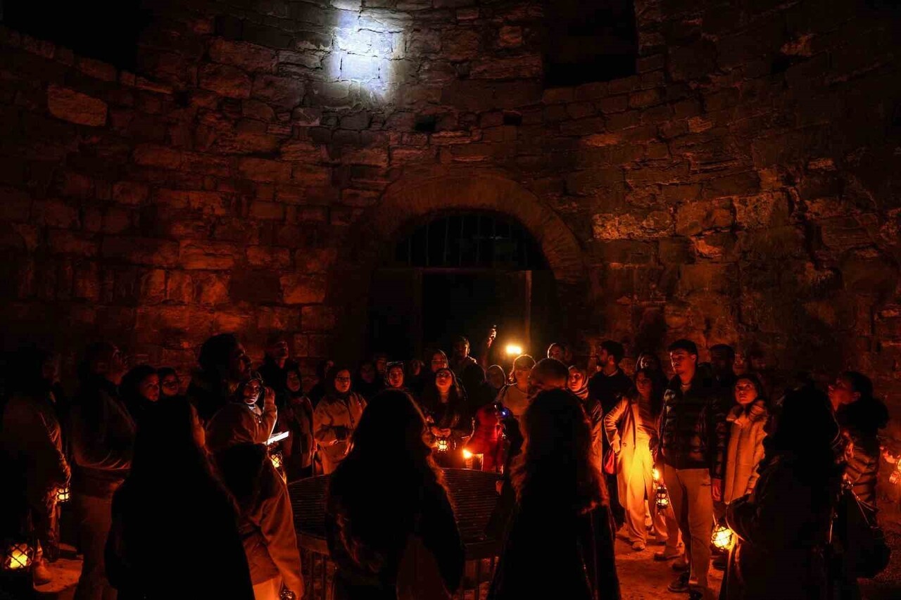 YEDİKULE HİSARI ZİNDANLARINDA AY IŞIĞINDA DÜZENLENEN "FENERLİ GECE TURU" MASALSI GÖRÜNTÜLER...