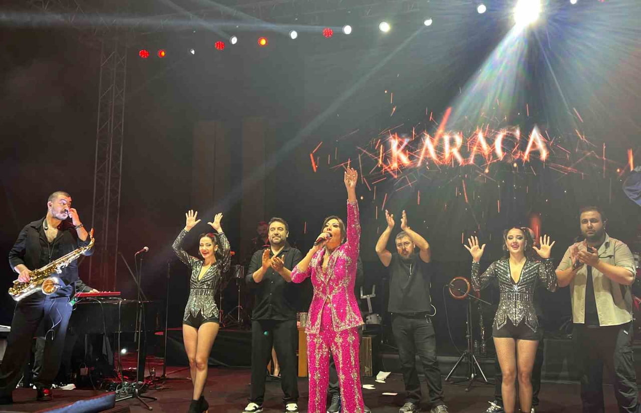 ‘YENİ YILA MERHABA’ KONSERİNDE SAHNE ALAN IŞIN KARACA, GÜÇLÜ YORUMU VE SAHNE PERFORMANSIYLA...