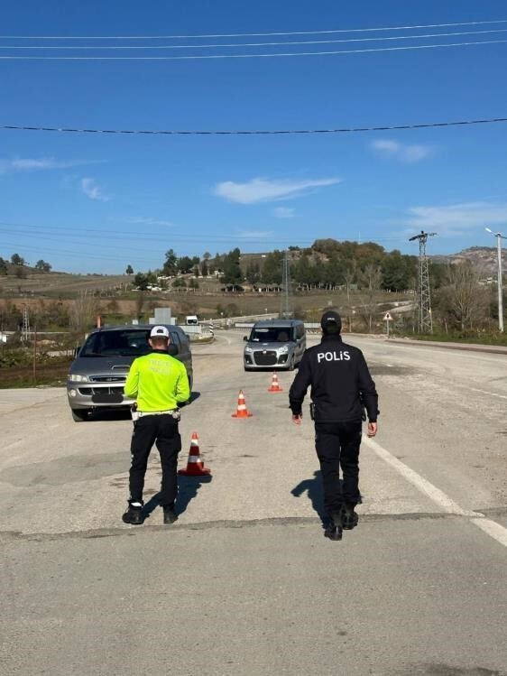 YENİPAZAR'DA TRAFİK GÜVENLİĞİ DENETİMLERİ ARALIKSIZ SÜRDÜRÜLÜYOR