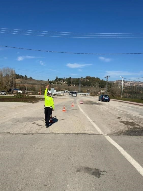 YENİPAZAR'DA TRAFİK GÜVENLİĞİ DENETİMLERİ ARALIKSIZ SÜRDÜRÜLÜYOR